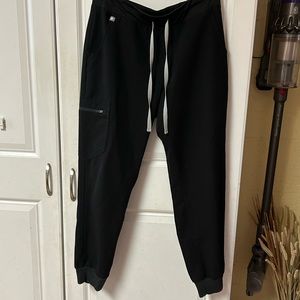 Figs brand Jogger scrub bottoms in Black.